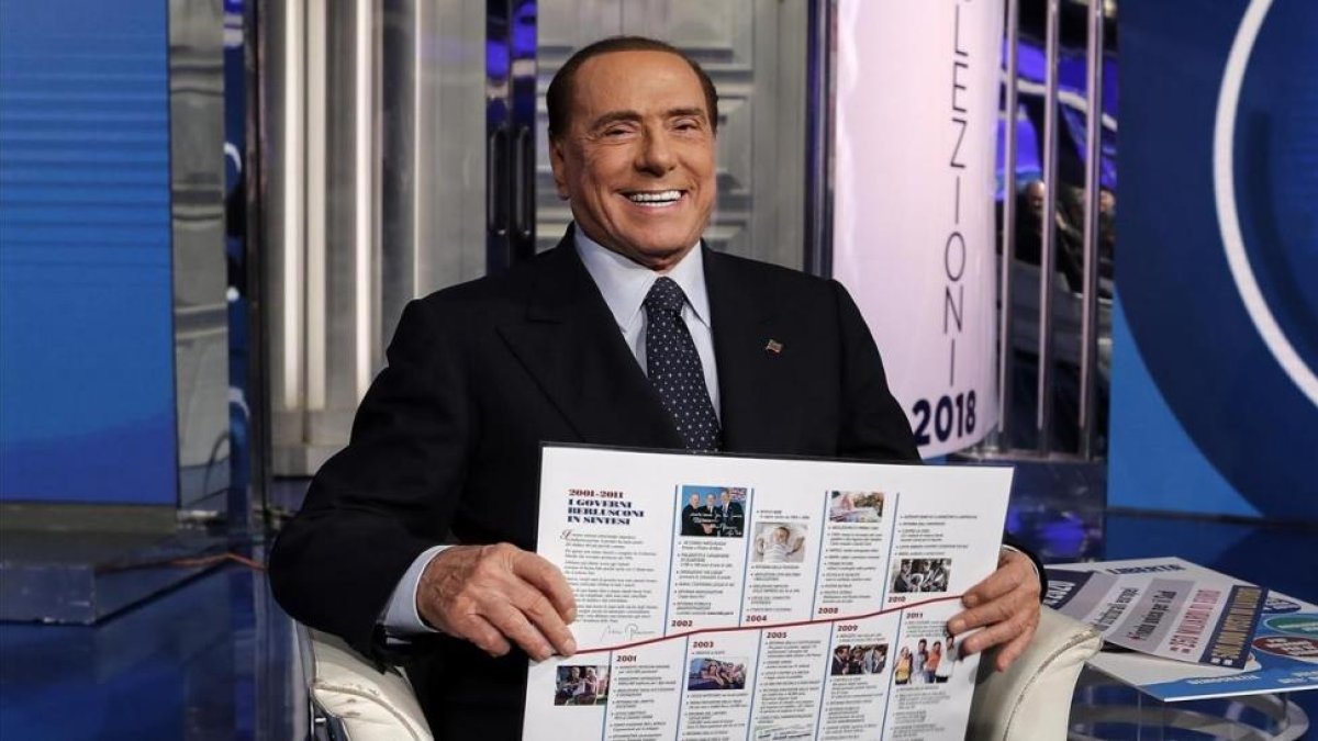 Berlusconi sonríe durante la grabación del programa televisivo Porta a porta, en Roma, el 2 de febrero.-/ EFE / RICCARDO ANRTIMIANI