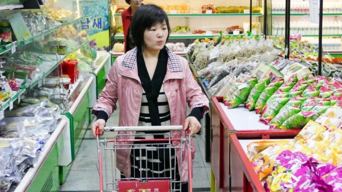 Una joven en el supermercado Pothonggang de Pyongyang.-ADRIÁN FONCILLAS