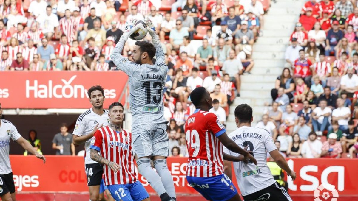 José Antonio Caro fue uno de los más exigidos en El Molinón. LALIGA