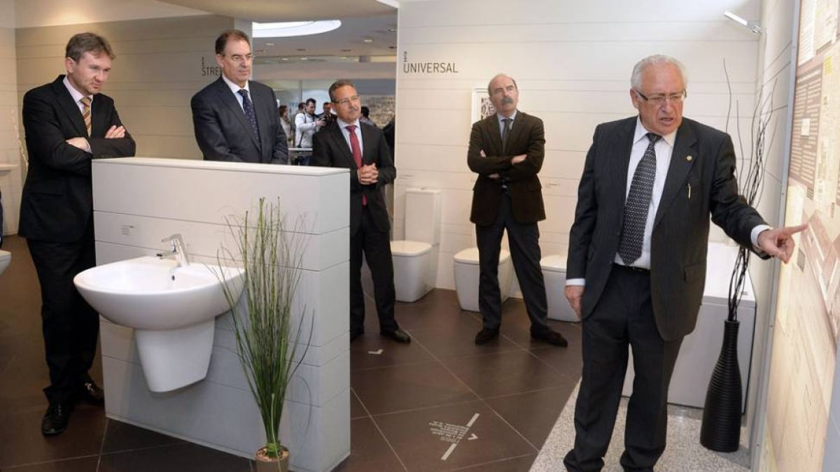Javier Lacalle, Miguel Ángel Benavente con representantes de Cerámicas Gala durante la inauguración de la  exposición.-Ical