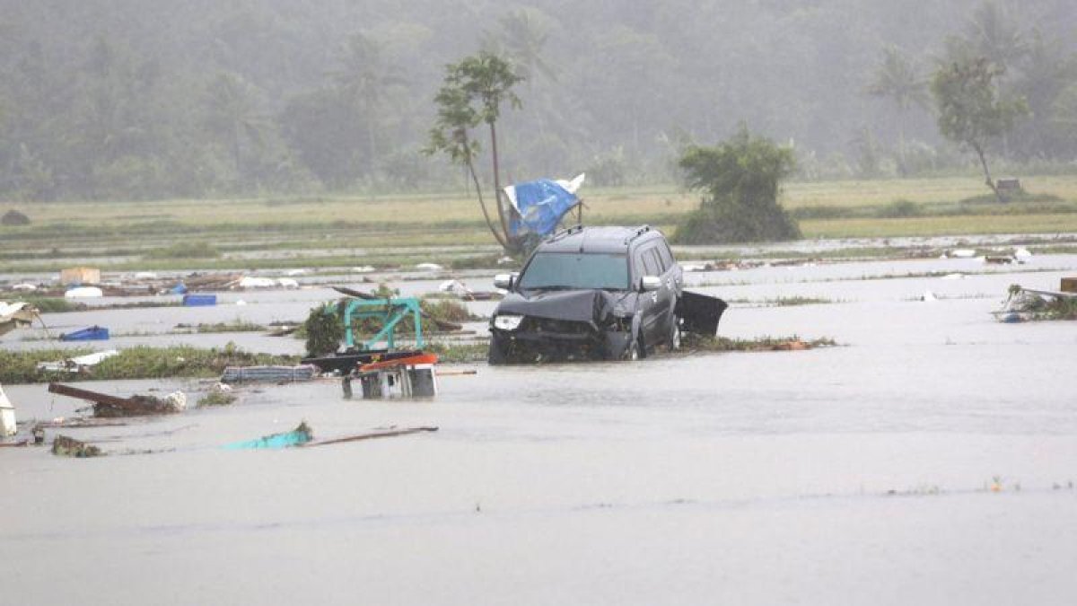 Las aguas suben en Indonesia tras el tsunami.-EPA