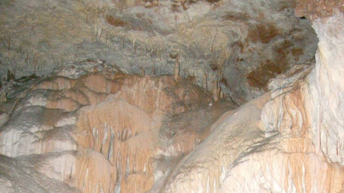La visita se realiza con guías que conocen la cueva a la perfección.-G. G.