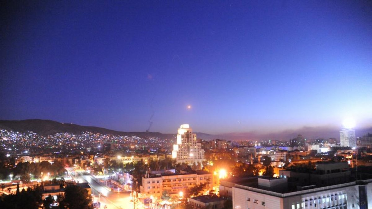 Un misil cruza sobre Damasco, este sábado 14 de abril.-REUTERS