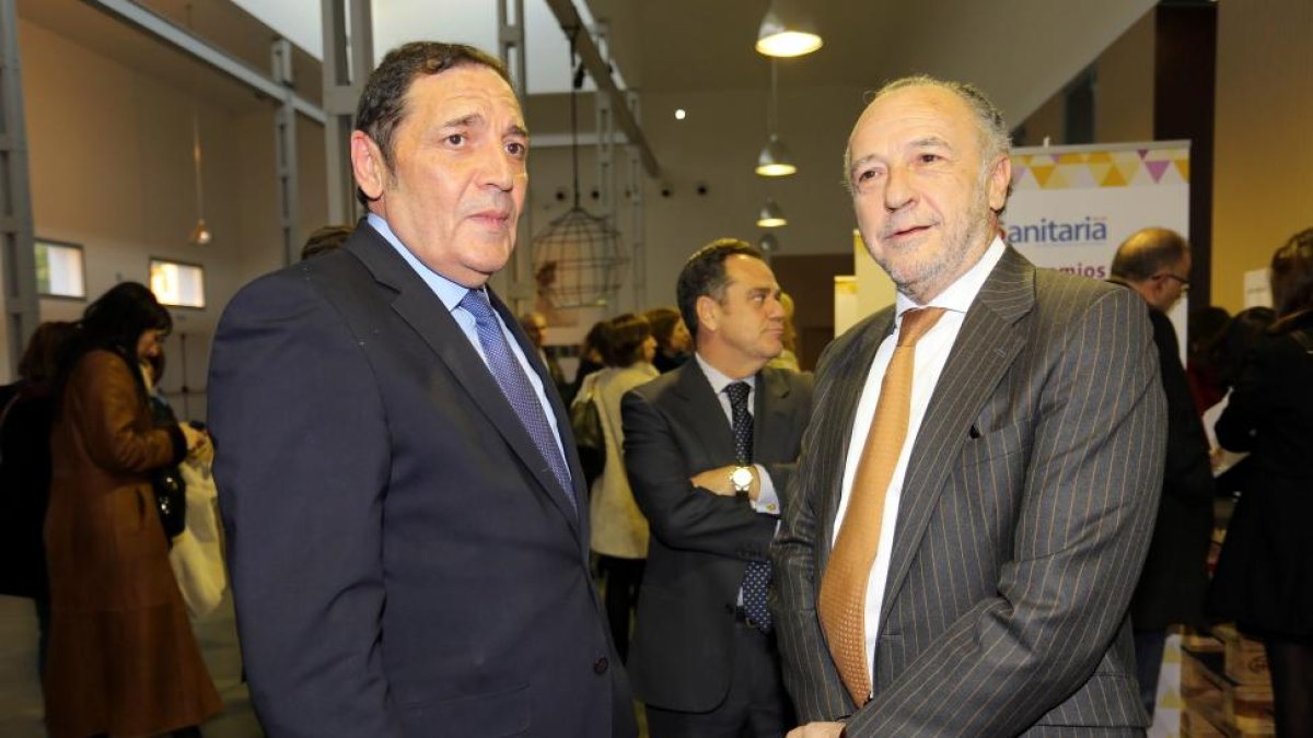El consejero de Sanidad, Antonio María Sáez, asiste a la entrega de los premios Sanitaria 2000-Ical