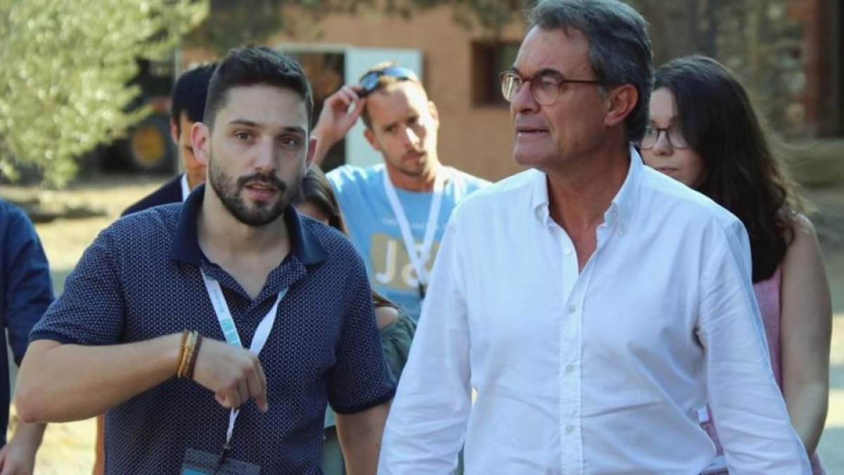 Artur Mas, con un miembro de la JNC-ACN / NORMA VIDAL