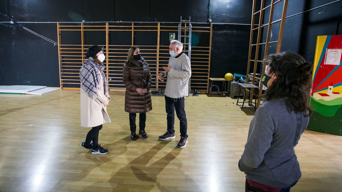 La presidenta del Instituto Municipal de Cultura y Turismo (IMCT), Rosario Pérez Pardo, visitó  ayer las instalaciones de La Parrala. TOMÁS ALONSO