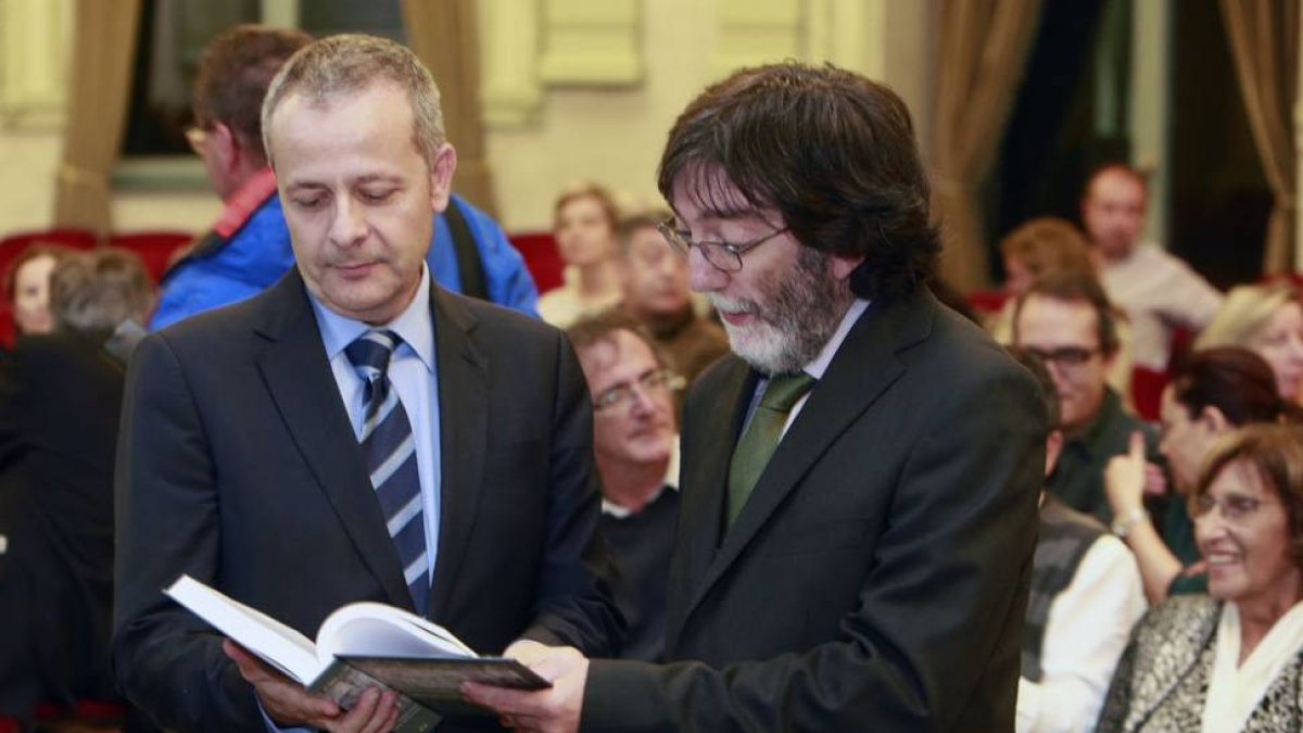 René Jesús Payo (i.) y José Matesanz posan con ‘La edad de oro de la Caput Castellae’, ayer en la Sala Polisón antes de su presentación.-Raúl Ochoa