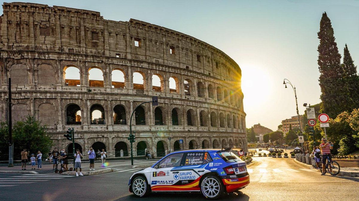 El Škoda Fabia Rally2 Evo de Efrén Llarena, en el Coliseo. TWITTER / @GRFARMA10RALLY