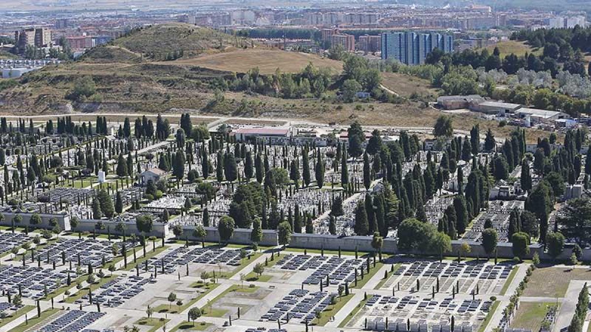Imagen aérea de parte del cementerio de San José de la capital burgalesa. ISRAEL L. MURILLO