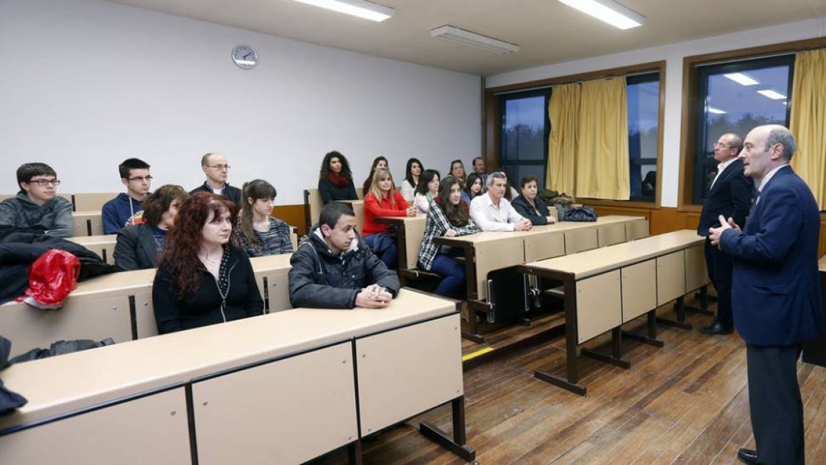 Los alumnos participantes en el programa ‘Odiseus’ acudieron con sus familiares a la jornada inaugural.-RAÚL G. OCHOA