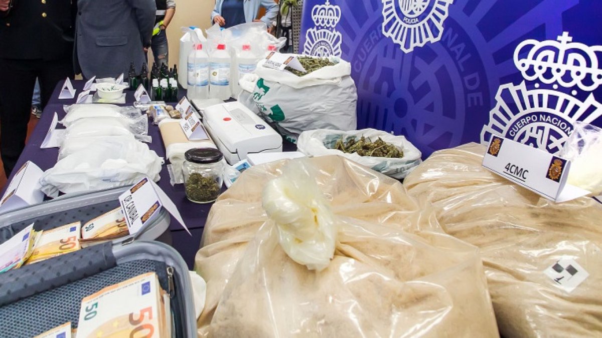 La Policía Nacional muestra la droga incautada a dos grupos organizados en Burgos y Miranda. TOMÁS ALONSO