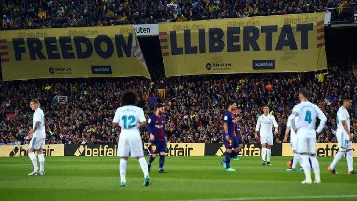 Pancartas en el clásico jugado en el Camp Nou el 6 de mayo del 2018.-JOSEP LAGO (AFP)