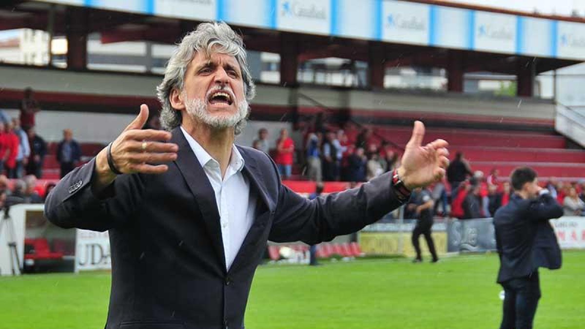 Pablo Alfaro anima a los aficionados de Anduva tras el partido ante el Real Mallorca.-JOSÉ ESTEBAN EGURROLA