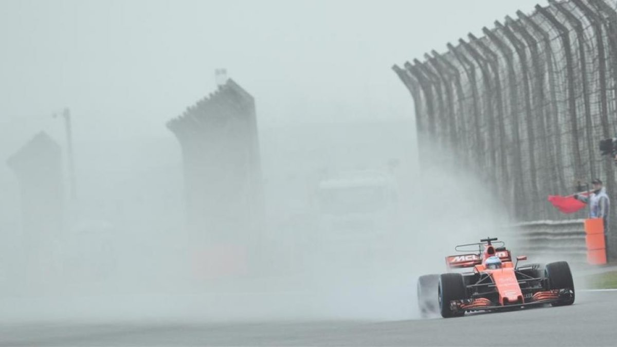 Fernando Alonso (McLaren-Honda) fue de los pocos pilotos que rodó unas vueltas.-AFP / JOHANNES EISELE