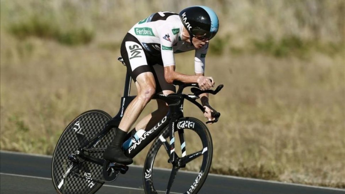 Froome, durante la contrarreloj de Calp, que ha ganado.-EFE / JAVIER LIZÓN