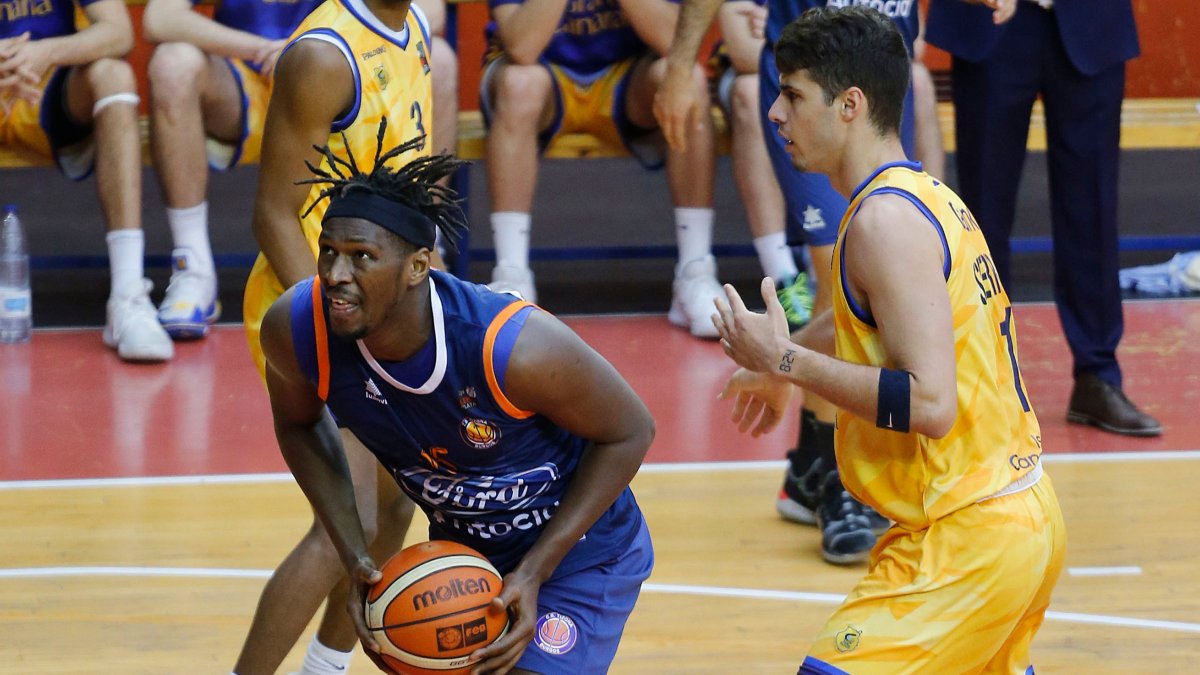 Diop ataca el aro. SANTI OTERO
