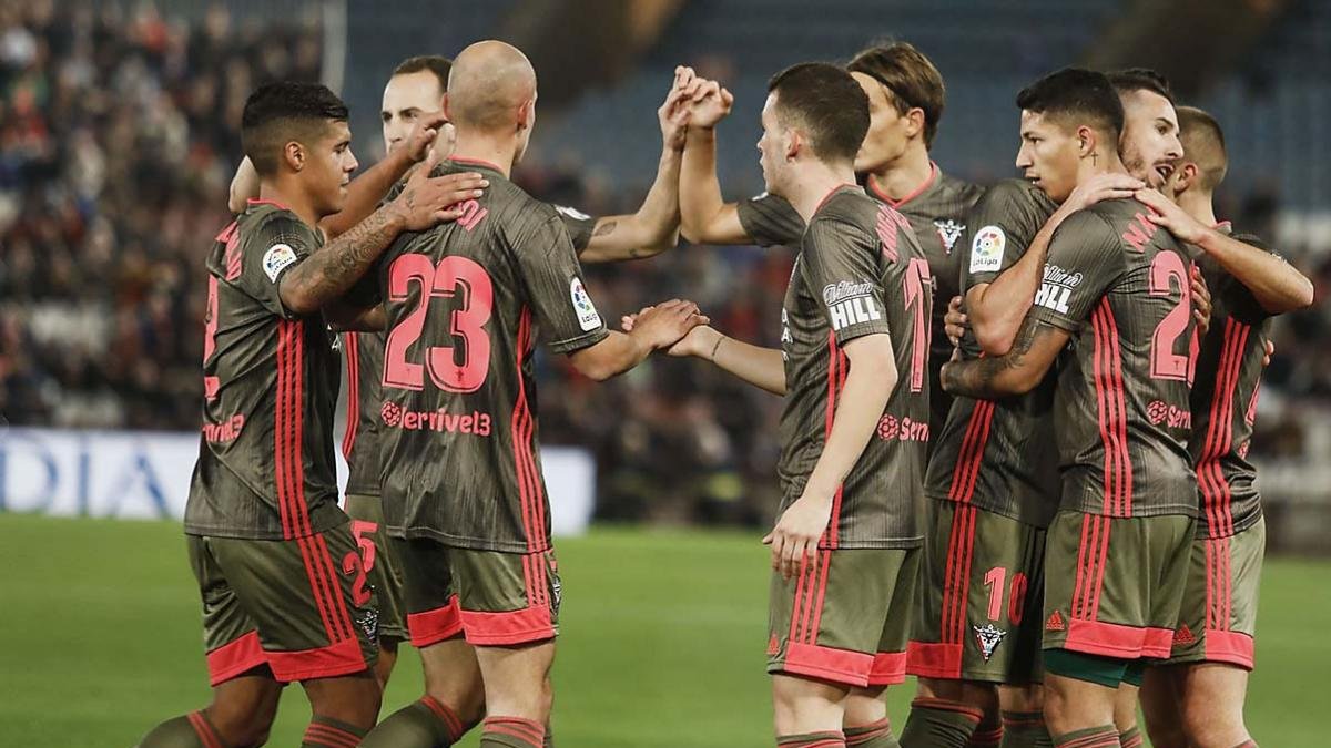 Los jugadores del CD Mirandés festejan la consecución del gol que les adelantó en el marcador en Almería-La Liga