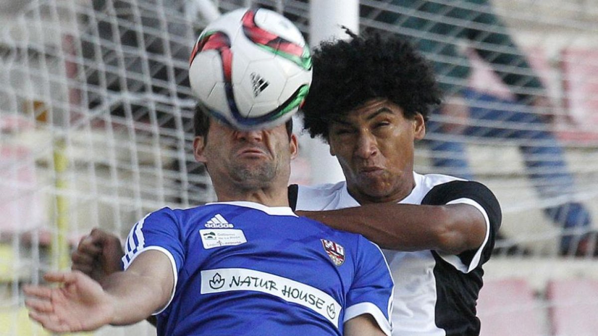 Iván Zarandona disputa un balón aéreo ante el UD Logroñés.-SANTI OTERO