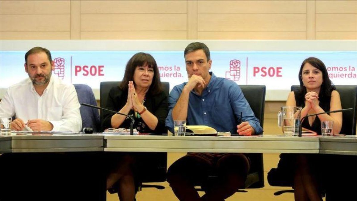 Pedro Sánchez y sus principales colaboradores, este lunes en la sede del PSOE.-JUAN MANUEL PRATS