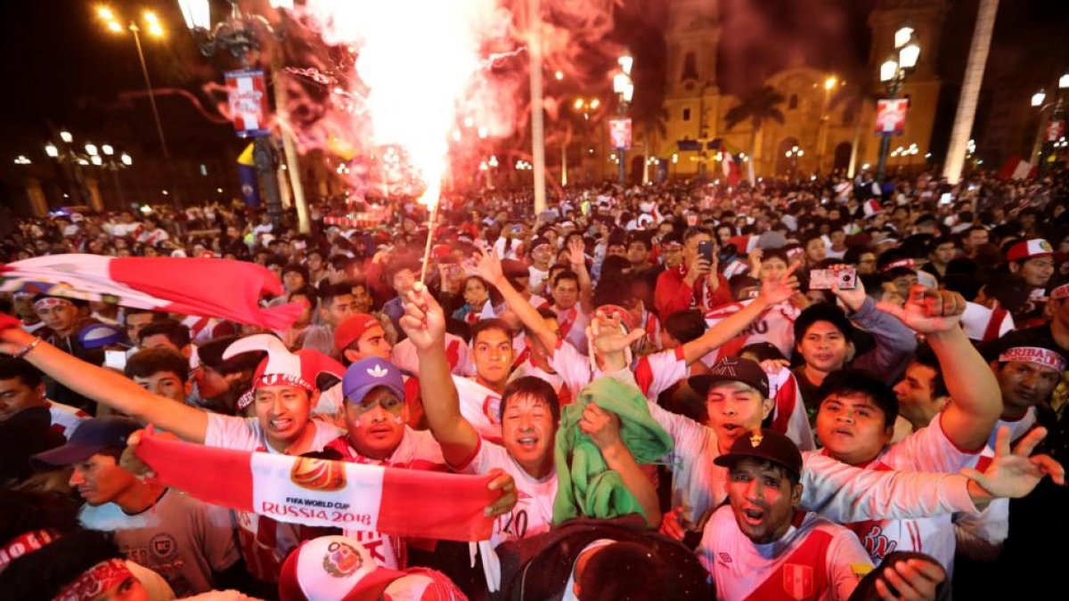 Miles de aficionados se lanzaron a las calles de Lima para celebrar la clasificación de Perú para el Mundial de Rusia.-/ VÍCTOR GONZÁLES (EFE)