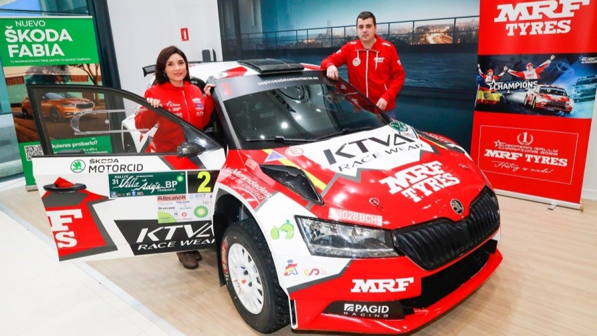 Sara Fernández y Efrén Llarena, en el concesionario de Motorcid Burgos Skoda. TOMÁS ALONSO