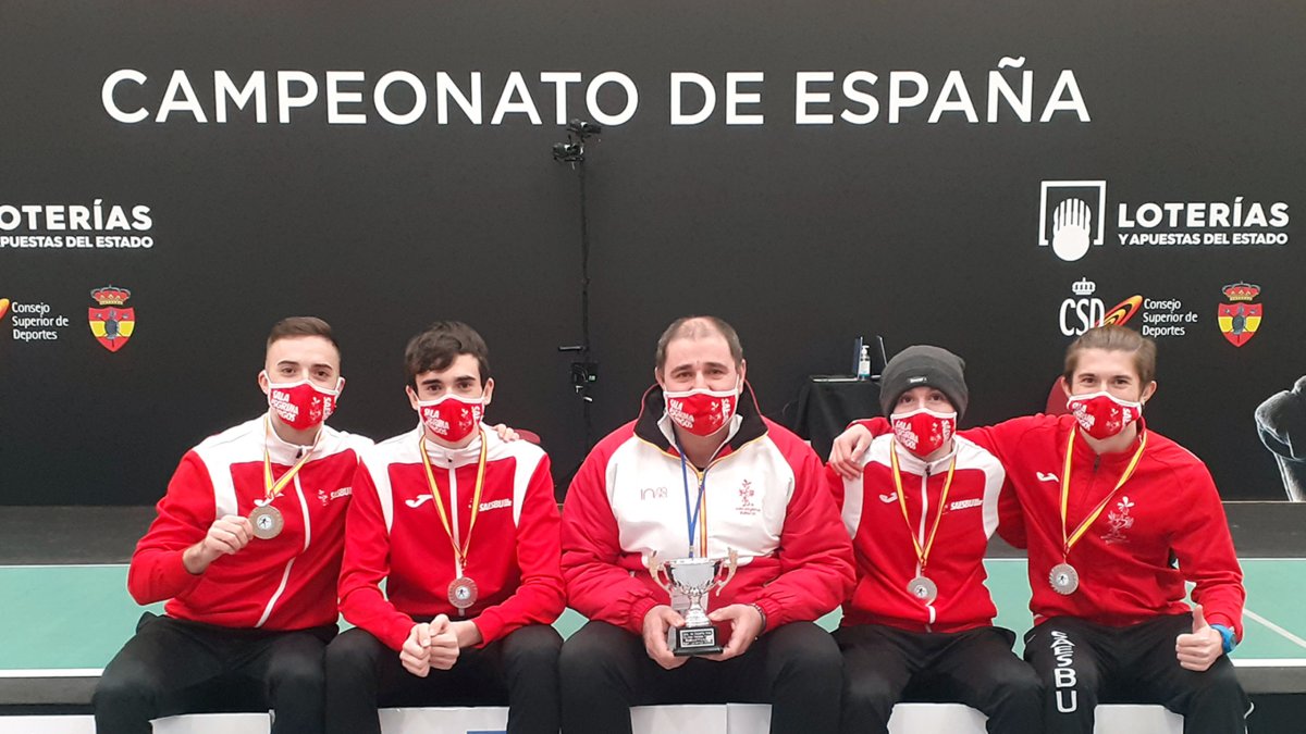 Equipo absoluto de espada del Saesbu que logró la plata nacional. ECB
