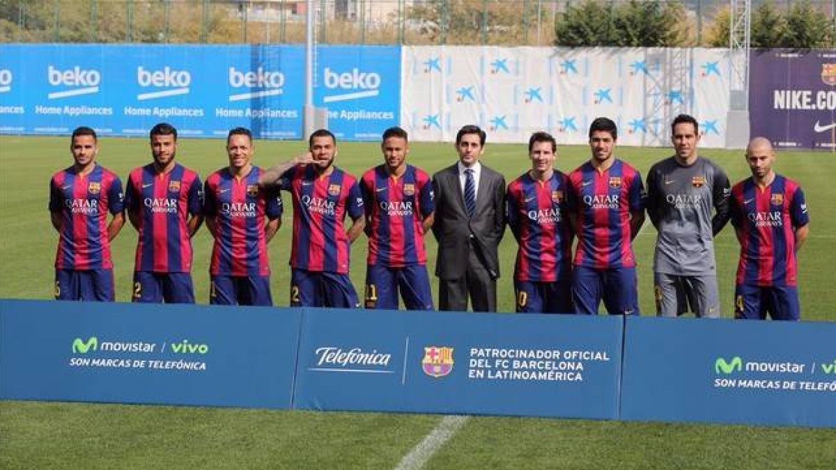 José María Pallete, consejero delegado de Telefónica, con los jugadores sudamericanos del Barça.-Foto: RICARD CUGAT