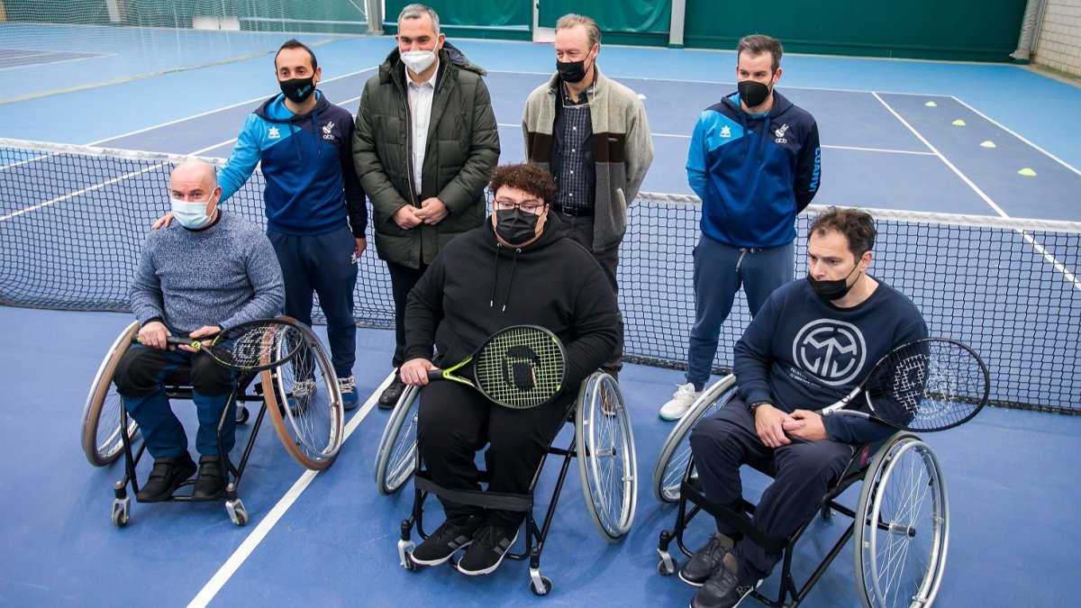 Foto de familia los miembros de la escuela de tenis adaptado de Burgos. TOMÁS ALONSO