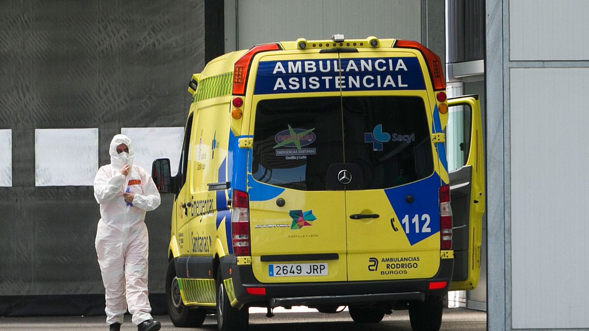 Imagen de un sanitario y una ambulancia en Urgencias del HUBU. TOMÁS ALONSO