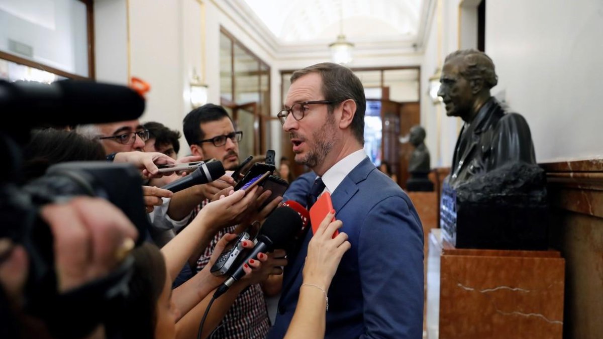 Javier Maroto, secretario de organización de PP, contesta a las preguntas de los periodistas en los pasillos del Congreso.-JUAN CARLOS HIDALGO (EFE)
