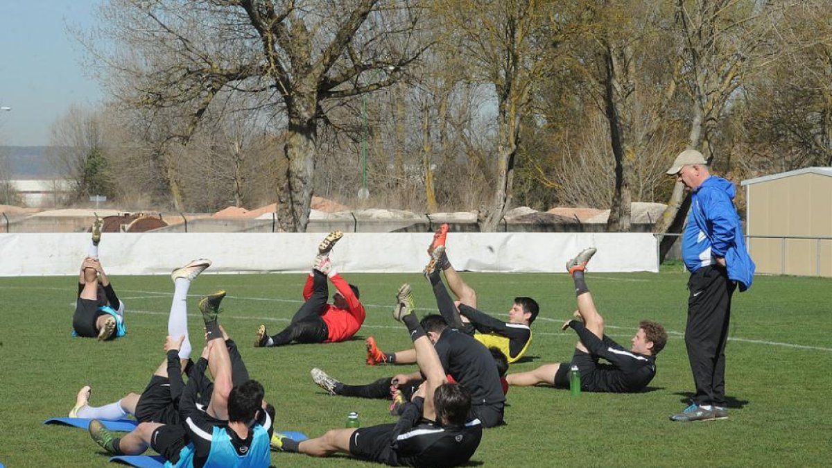 Manix Mandiola observa a sus jugadores en el tramo final del entrenamiento que el Burgos realizó ayer en Castañares.-ISRAEL L. MURILLO