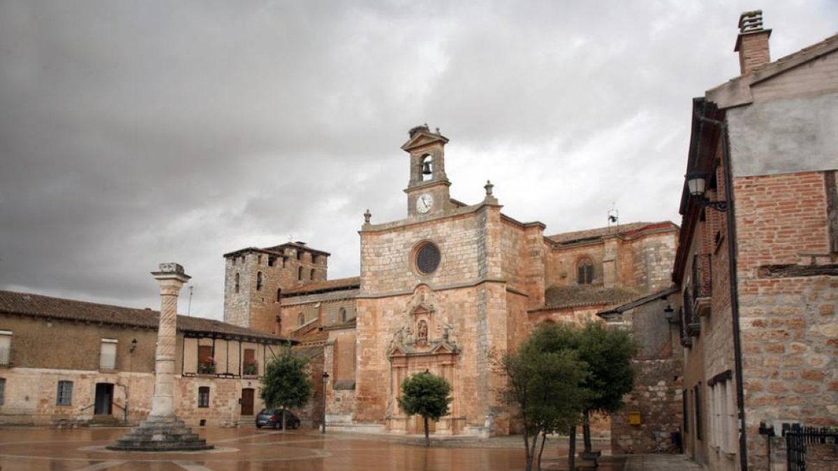 Plaza con la iglesia de San Miguel al fondo.-MIGUEL ÁNGEL