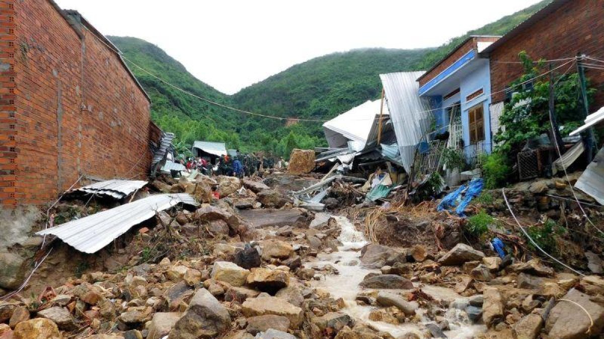 Los equipos de rescate se han movilizado para rescatar a víctimas y desaparecidos y evacuar a las personas que tuvieron que abandonar sus casas.-AFP
