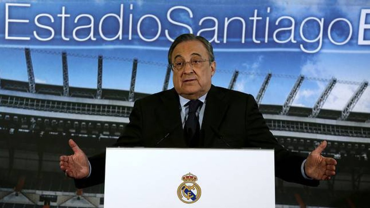 El presidente del Madrid, Florentino Pérez, en el palco del Santiago Bernabéu.-Foto: DAVID CASTRO