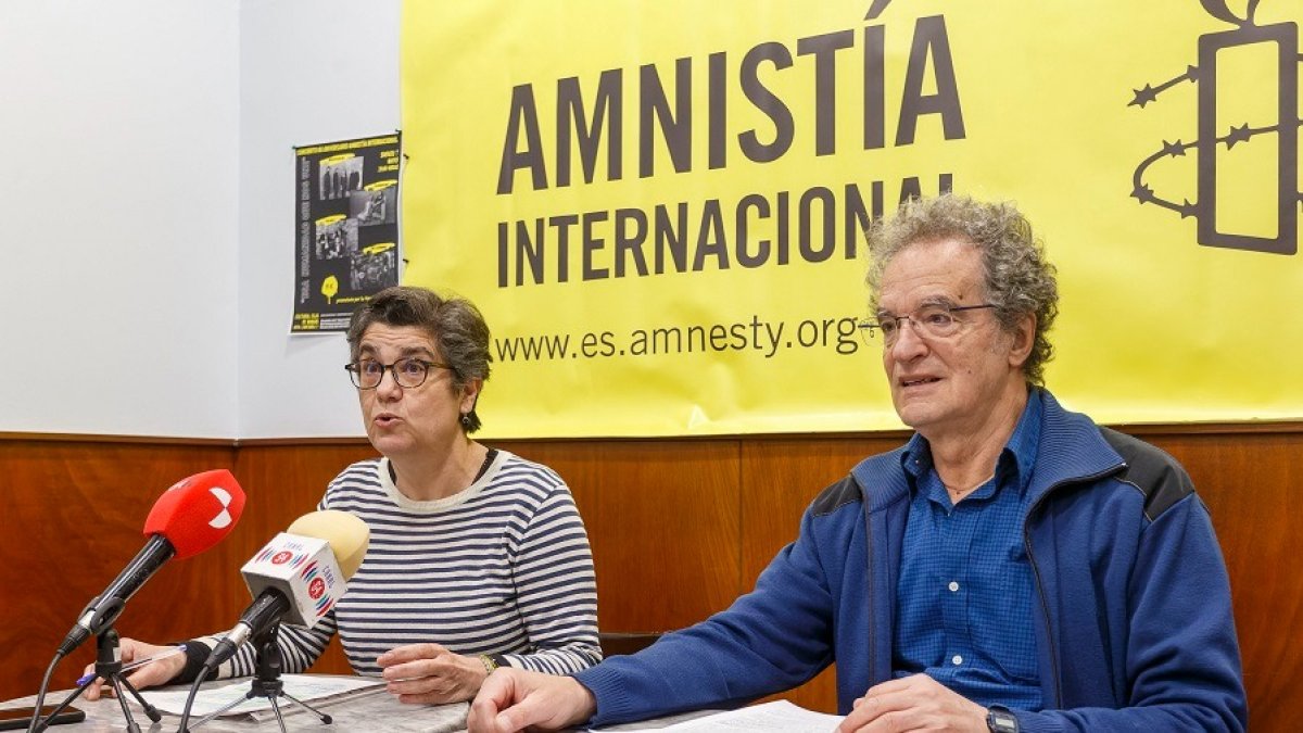 Teresa Reyes y Carlos Sancho, de Amnistía Internacional Burgos. SANTI OTERO