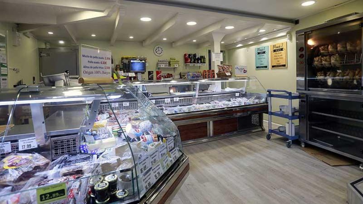 La tienda de Santa Clara es la única que abre los fines de semana y además cuenta con un asador de pollos, todos de origen burgalés.-RAÚL G. OCHOA