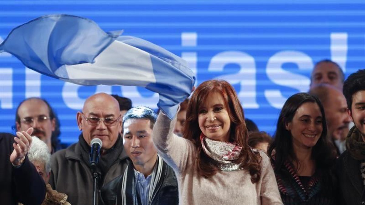 La expresidenta argentina Cristina Fernández de Kirchner, candidata a senadora por Unidad Ciudadana, saluda a sus seguidores en el búnker de campaña en la ciudad de Buenos Aires tras conocer los resultados electorales de las primarias en Argentina.-EFE / DAVID FERNÁNDEZ