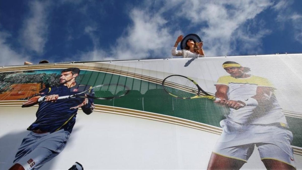 Imágenes de Djokovic y Nadal decoran algunas lonas en el Country Club de Montecarlo.-REUTERS / ERIC GAILLARD