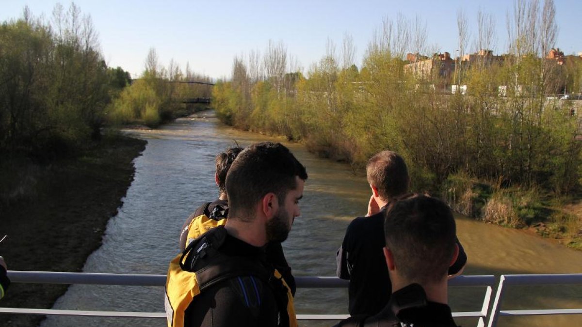 La Guardia Civil y los bomberos buscan un cuerpo en el río Bernesga.-ICAL