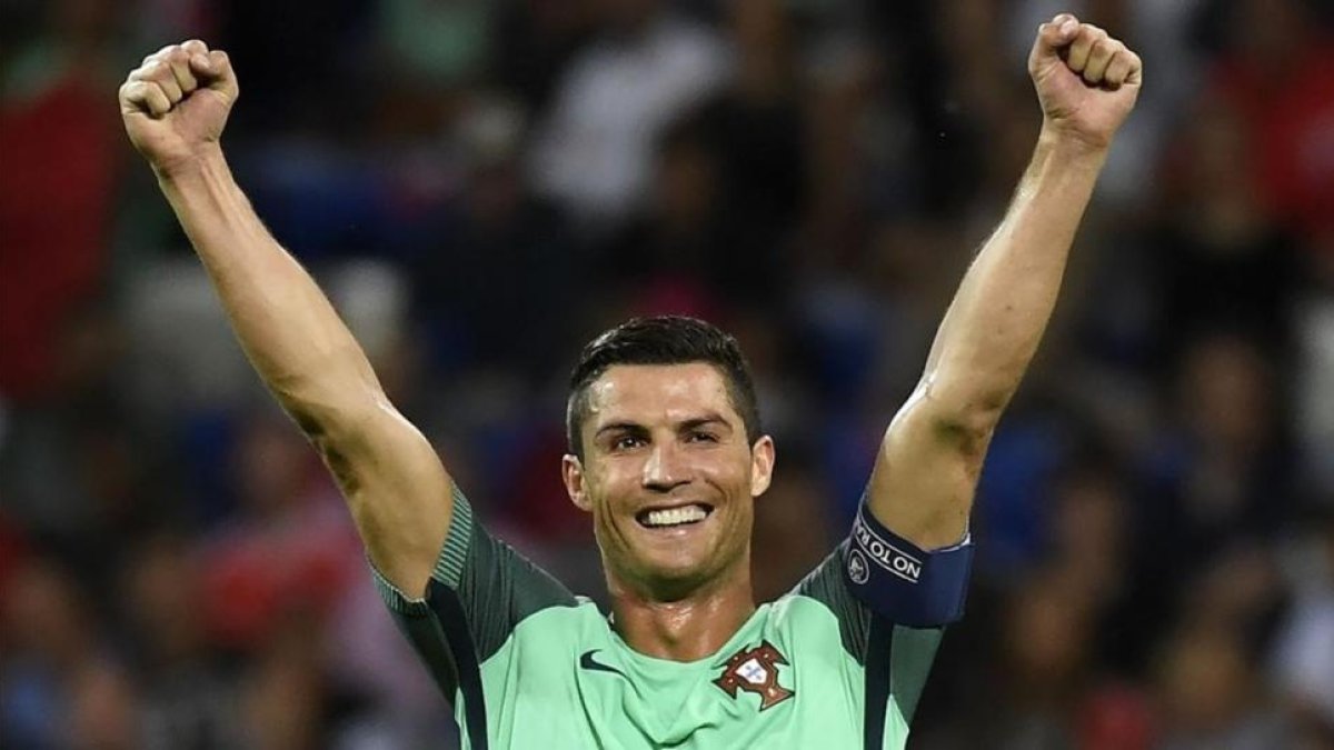 Cristiano celebra el pase a la final de París.-AFP / PHILIPPE DESMAZES
