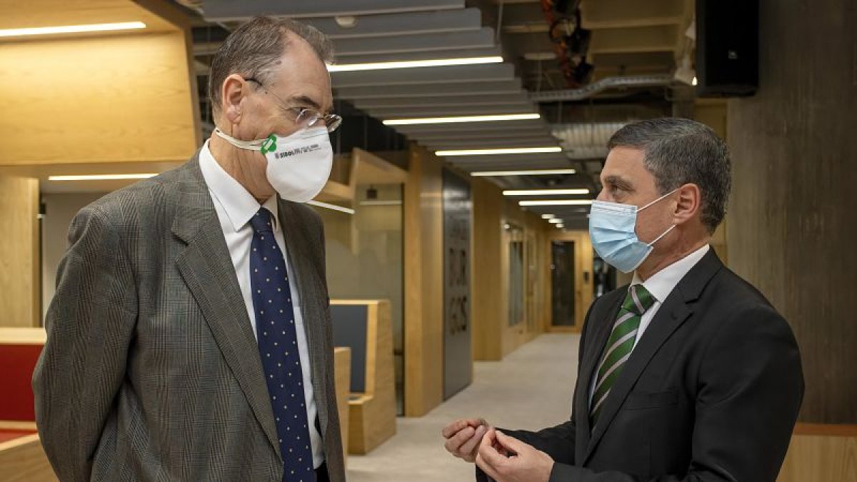 Benavente y Barbero charlan en las nuevas instalaciones de la Fundación Caja de Burgos. FOTOS: SANTI OTERO
