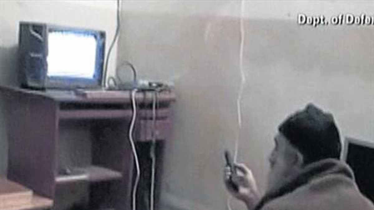 Viendo la tele 8El fotograma extraído de un vídeo facilitado por EEUU muestra a Bin Laden ante la TV.-Foto: AFP