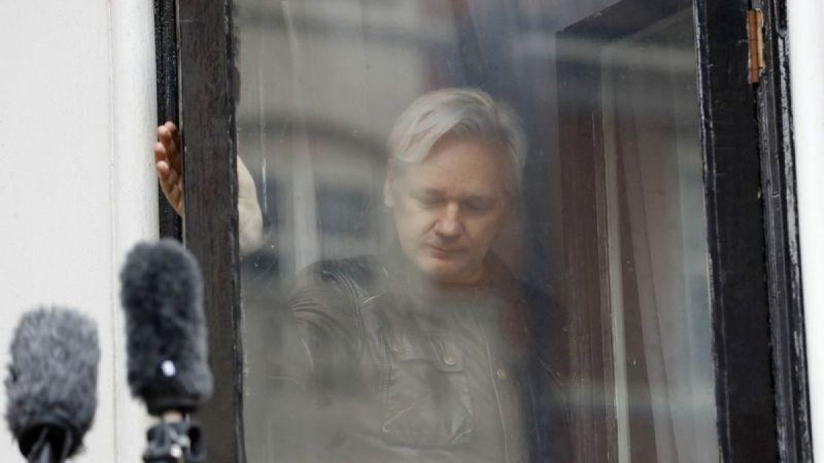 El fundador de WikiLeaks, Julian Assange, detrás de una ventana del edificio de la embajada ecuatoriana en Londres.-AP / FRANK AUGSTEIN