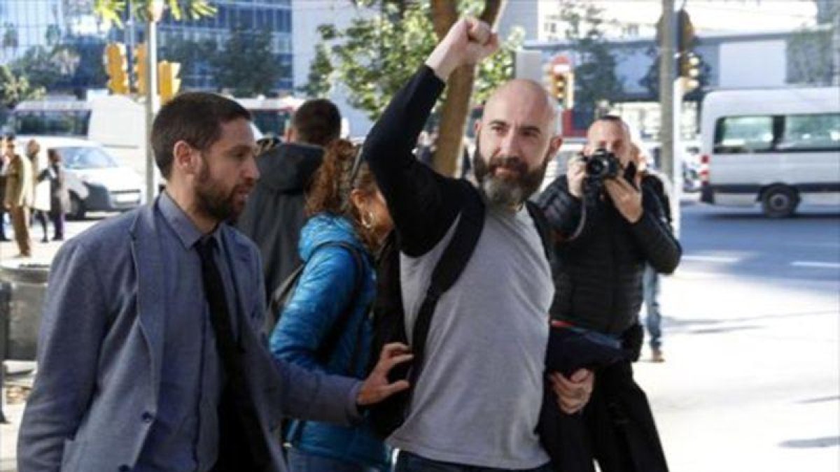 Garganté levanta el puño, tras salir de los juzgados, el pasado 1 de diciembre.-ACN / POL SOLA