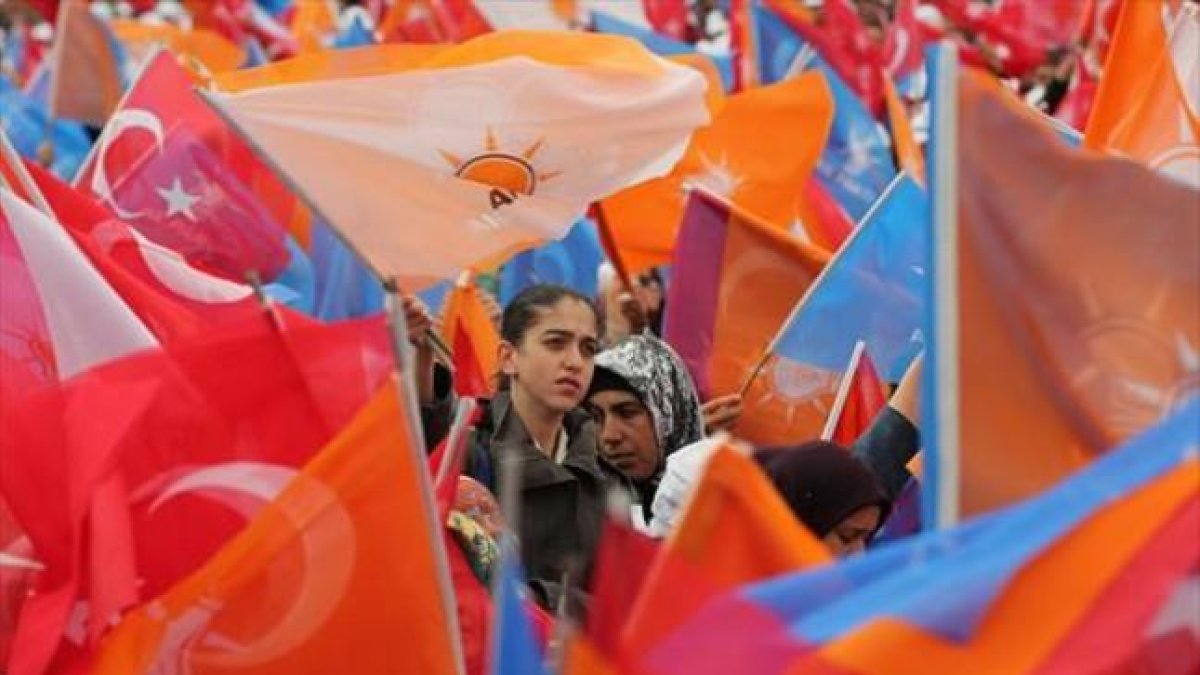 Míting del cierre de campaña del AKP en Ankara, ayer.-AFP /ADEM ALTAN