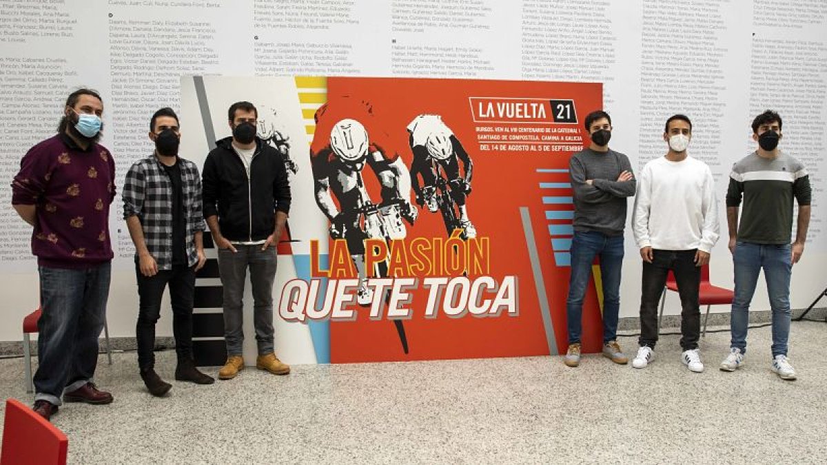 Los siete componentes del grupo La MODA en la presentación canción de La Vuelta 2021.