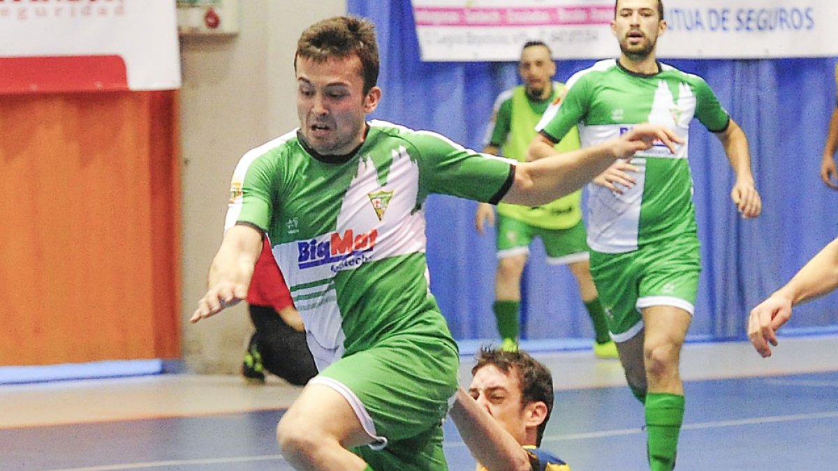 Isra sortea a un rival en el partido disputado ayer. ISRAEL L. MURILLO