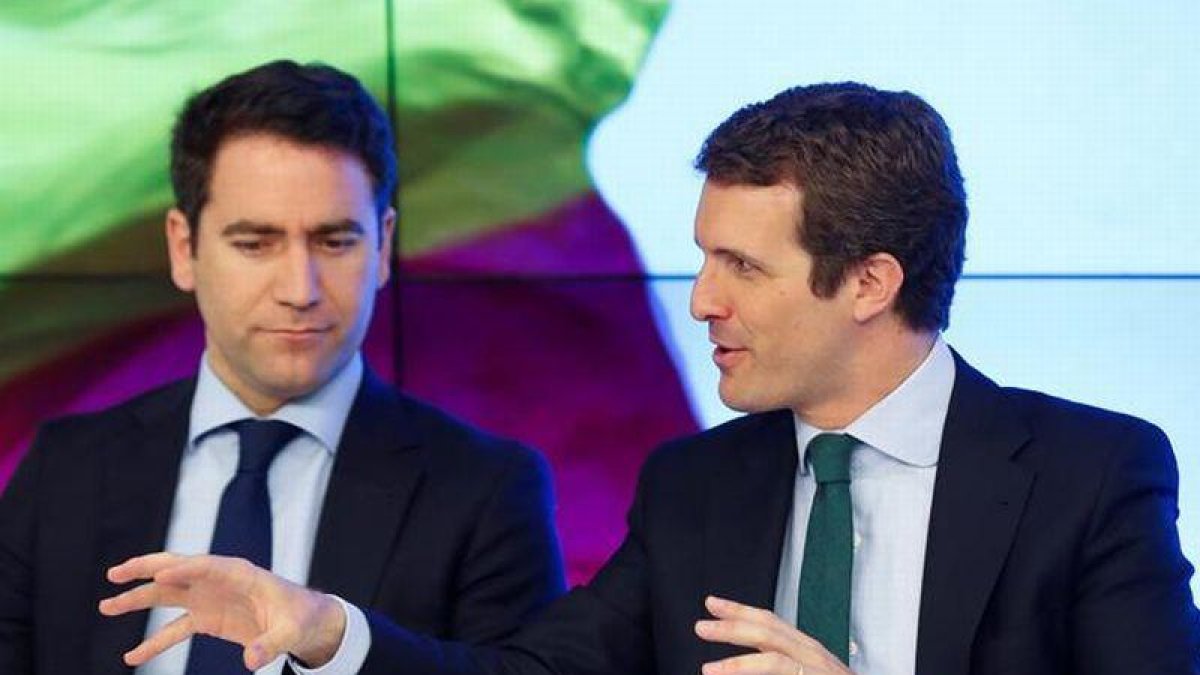 El secretario general del PP, Teodoro García-Egea, escucha a Casado durante la reunión del Comité Ejecutivo Nacional del PP.-EFE / EMILIO NARANJO