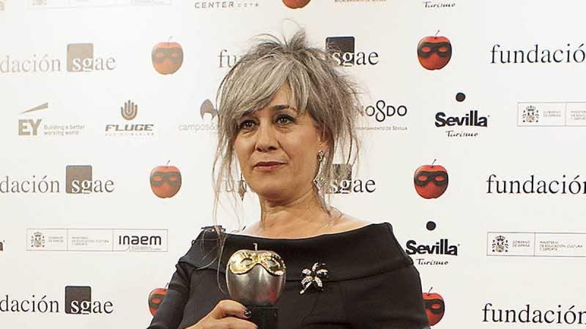 Elisa Sanz, durante el posado en la alfombra roja sevillana tras ganar el Premio Max.-J.A. DE LAMADRID / FUNDACIÓN SGAE