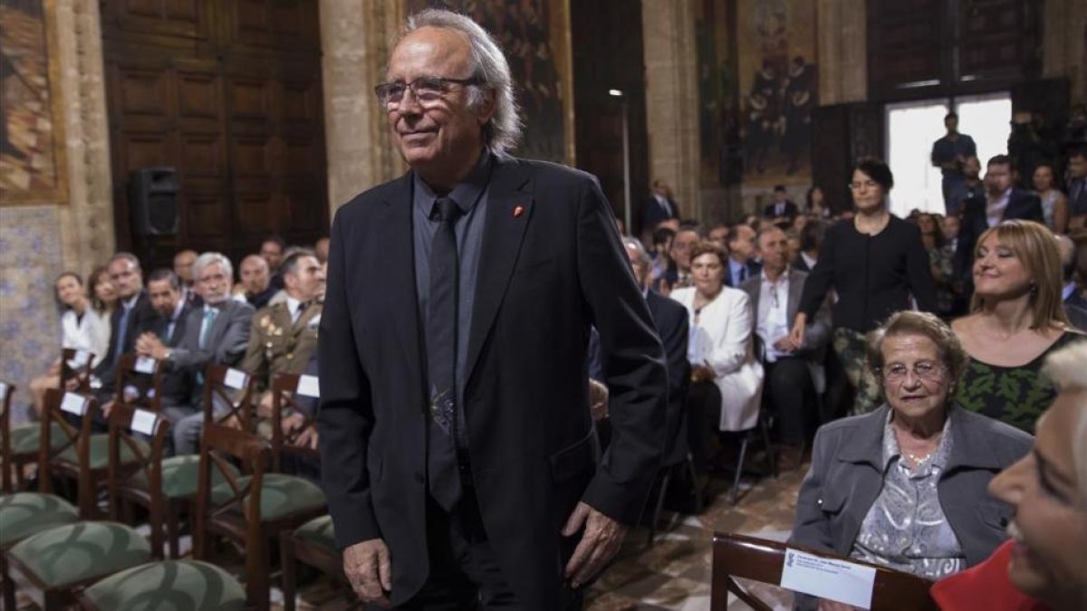 Joan Manuel Serrat, en la entrega de las altas distinciones de los Premis 9 dOctubre de la Generalitat Valenciana.-MIGUEL LORENZO